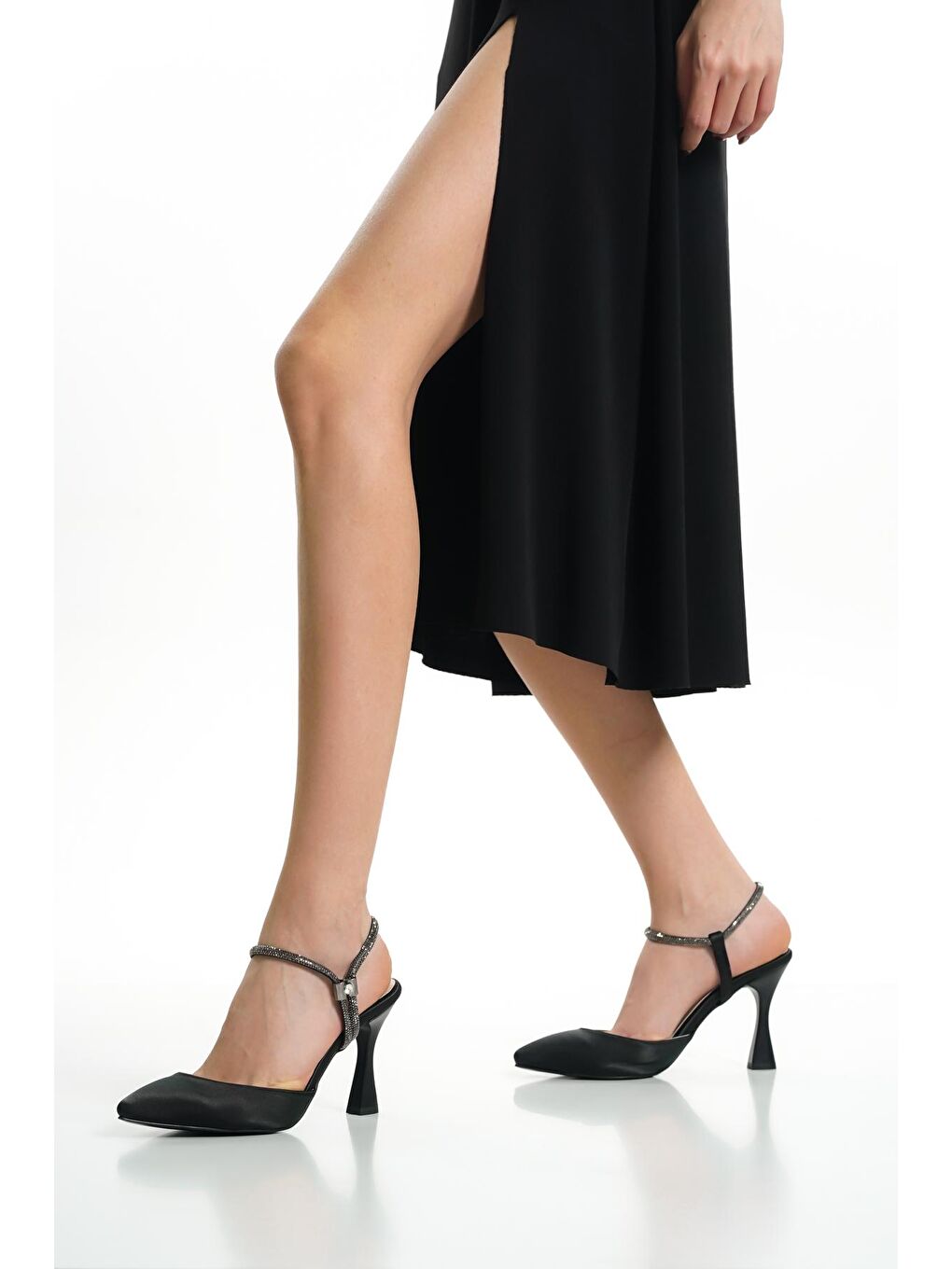 Siyah Saten Taşlı Bilekten Bağlamalı Kadın 9 Cm Topuklu Stiletto Ayakkabı 7088