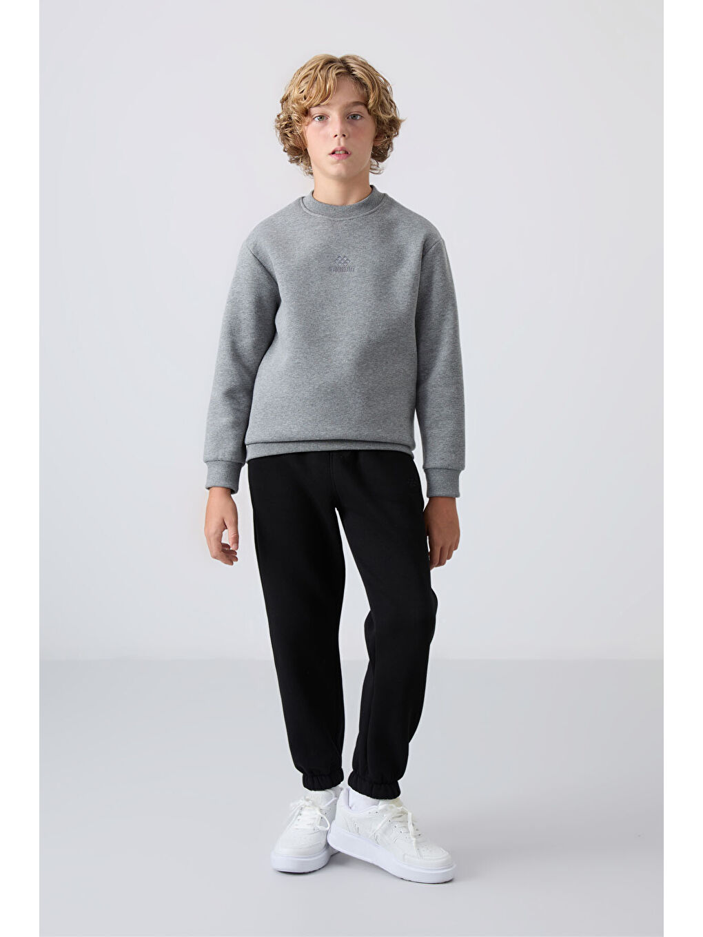 Gri Melanj Pamuklu Kalın İçi Tüylü Yumuşak Dokulu Standart Fit Nakışlı Erkek Çocuk Sweatshirt - 112-1