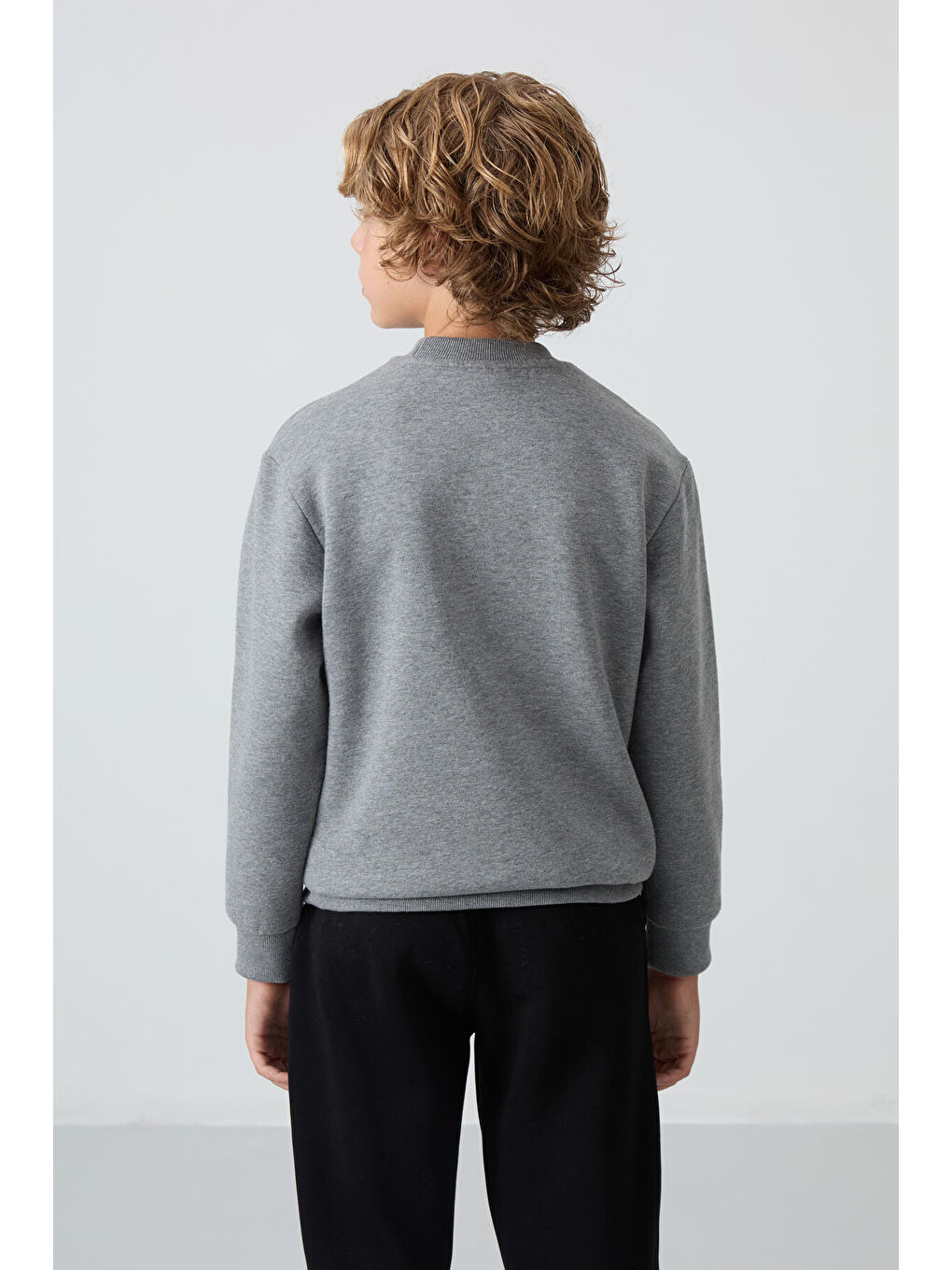 Gri Melanj Pamuklu Kalın İçi Tüylü Yumuşak Dokulu Standart Fit Nakışlı Erkek Çocuk Sweatshirt - 112-4