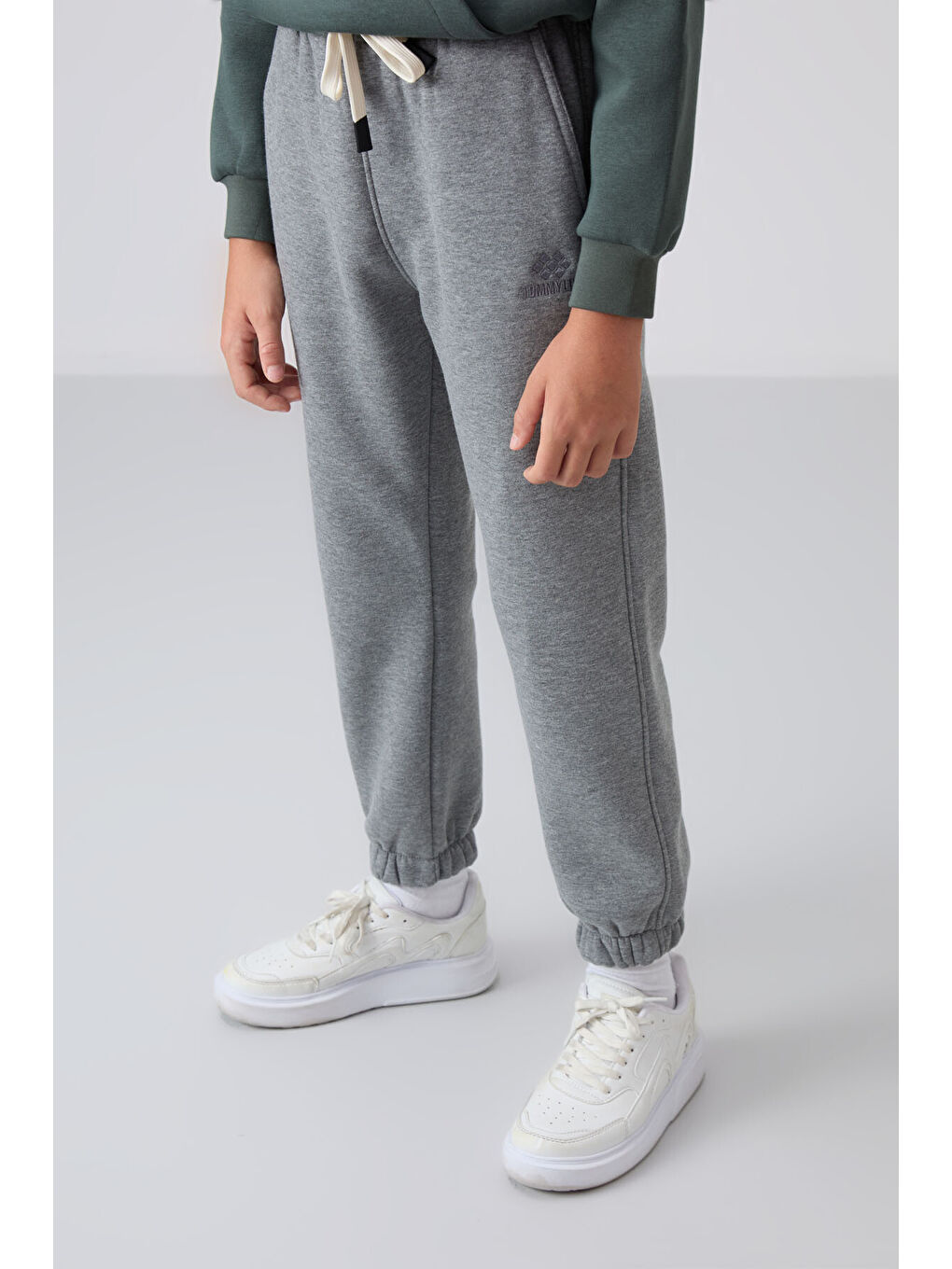 Gri Melanj Pamuklu Kalın İçi Tüylü Yumuşak Dokulu Standart Fit Baskılı Erkek Çocuk Eşofman Alt - 11-1