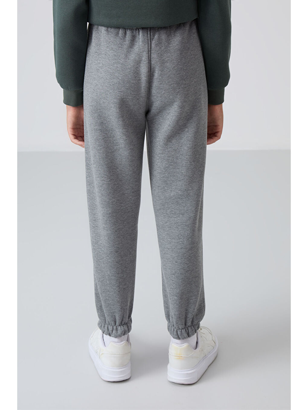 Gri Melanj Pamuklu Kalın İçi Tüylü Yumuşak Dokulu Standart Fit Baskılı Erkek Çocuk Eşofman Alt - 11-4