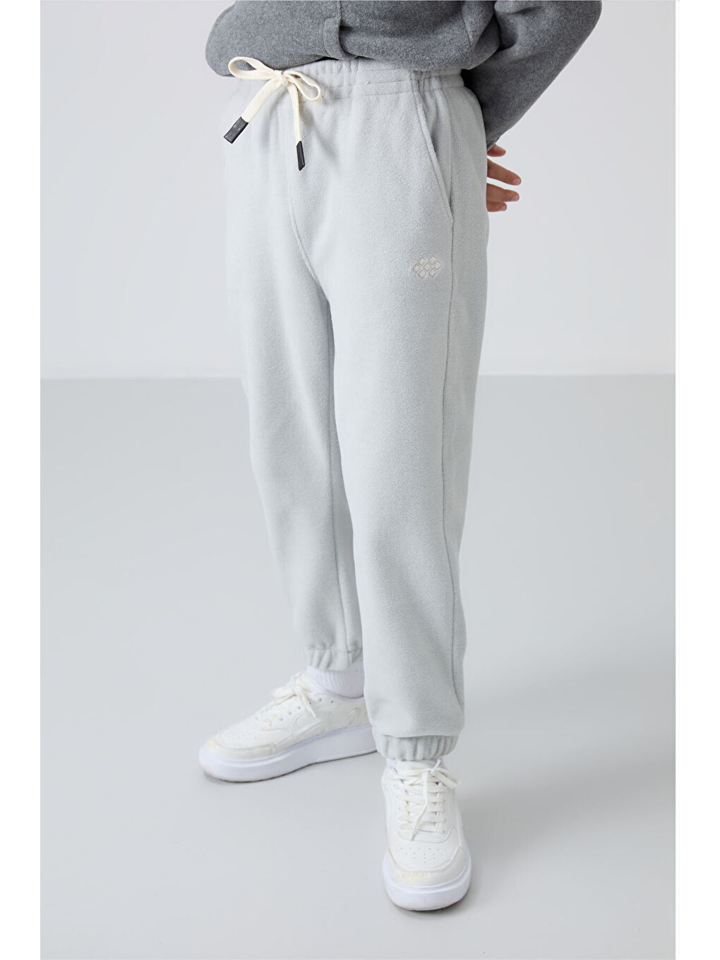 Bej Taş Kalın Yumuşak Dokulu Standart Fit Nakışlı Polar Erkek Çocuk Eşofman Alt - 11220-1