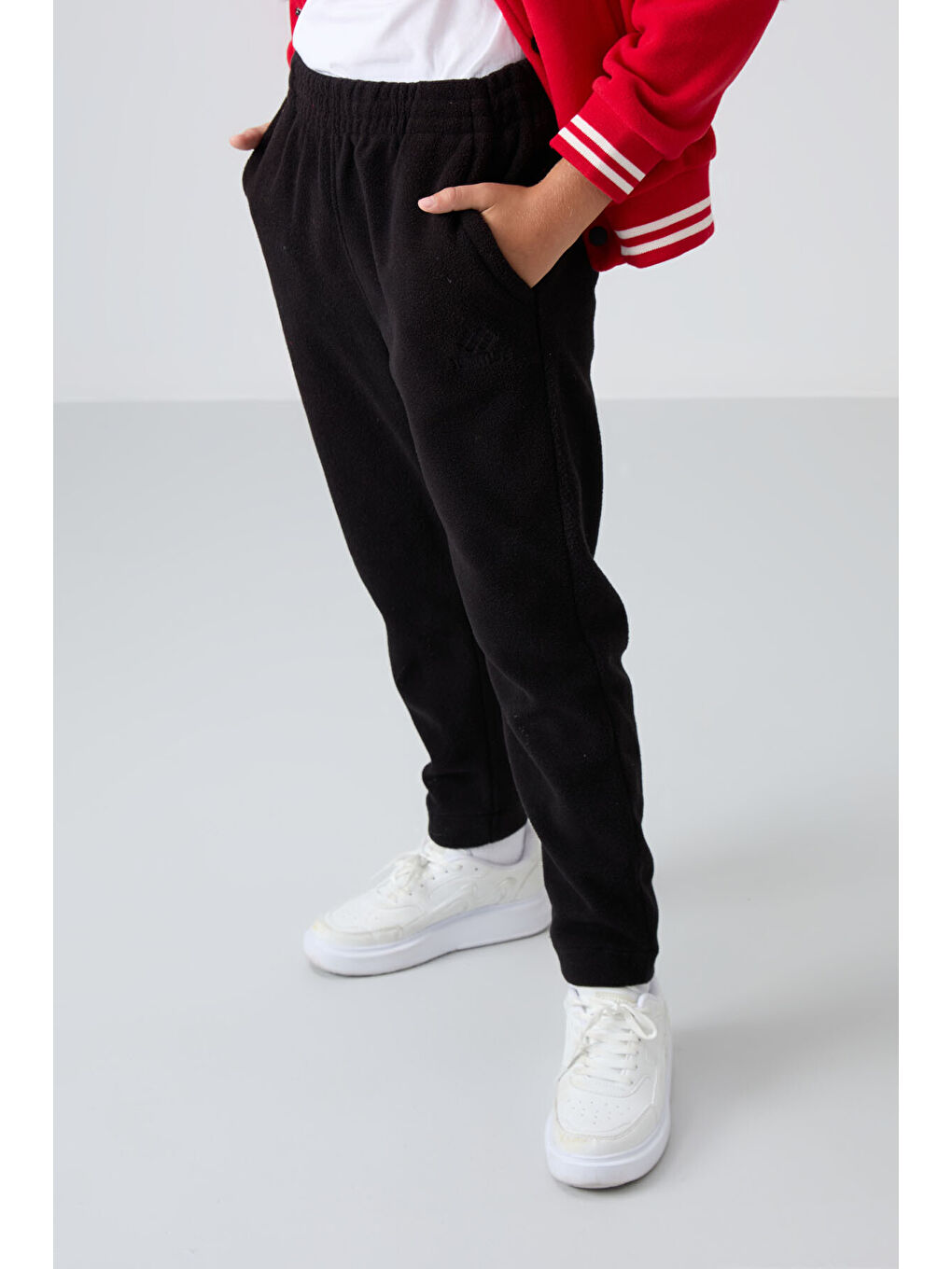 Siyah Kalın Yumuşak Dokulu Standart Fit Nakışlı Polar Erkek Çocuk Eşofman Alt - 11219-1