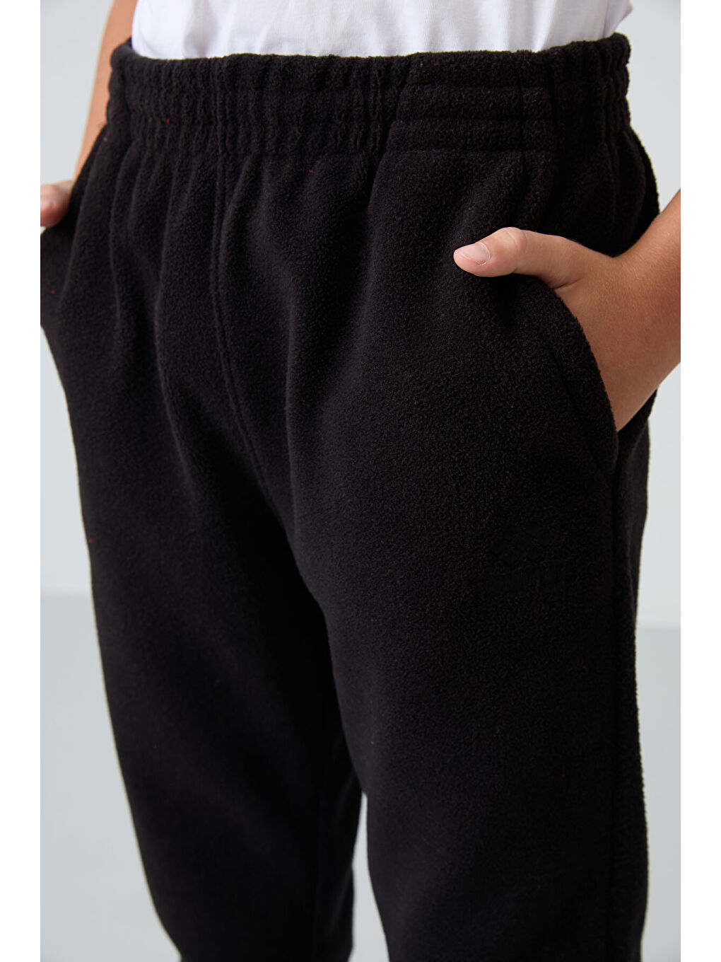 Siyah Kalın Yumuşak Dokulu Standart Fit Nakışlı Polar Erkek Çocuk Eşofman Alt - 11219-2