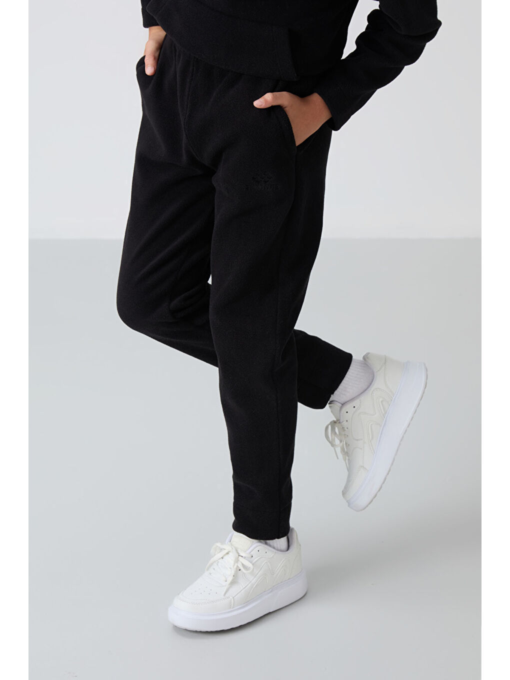 Siyah Kalın Yumuşak Dokulu Standart Fit Nakışlı Polar Erkek Çocuk Eşofman Takım - 11218-3