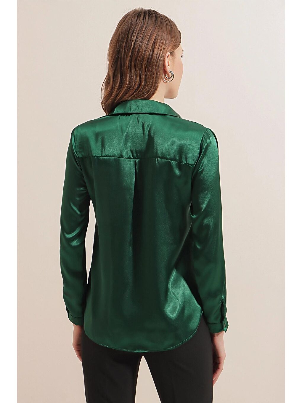 Zümrüt Yeşili Dökümlü Viskon Basic Saten Gömlek-4