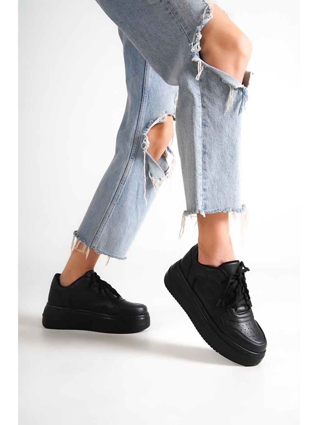 Siyah Bağcıklı Yüksek Taban Kadın Spor Ayakkabı K-16