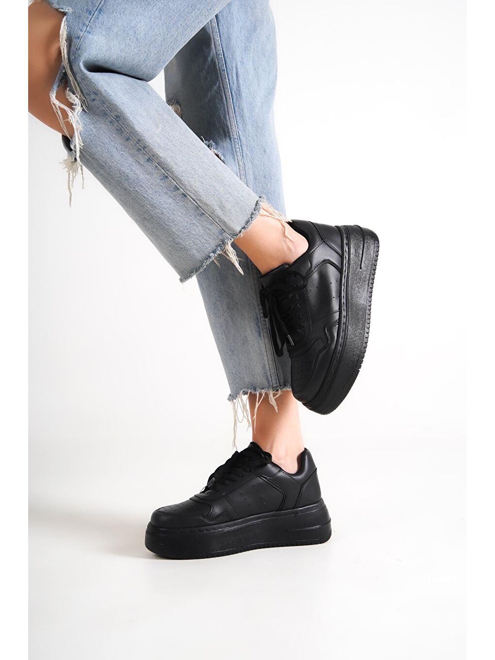 Siyah Bağcıklı Yüksek Taban Kadın Spor Ayakkabı K-16-1