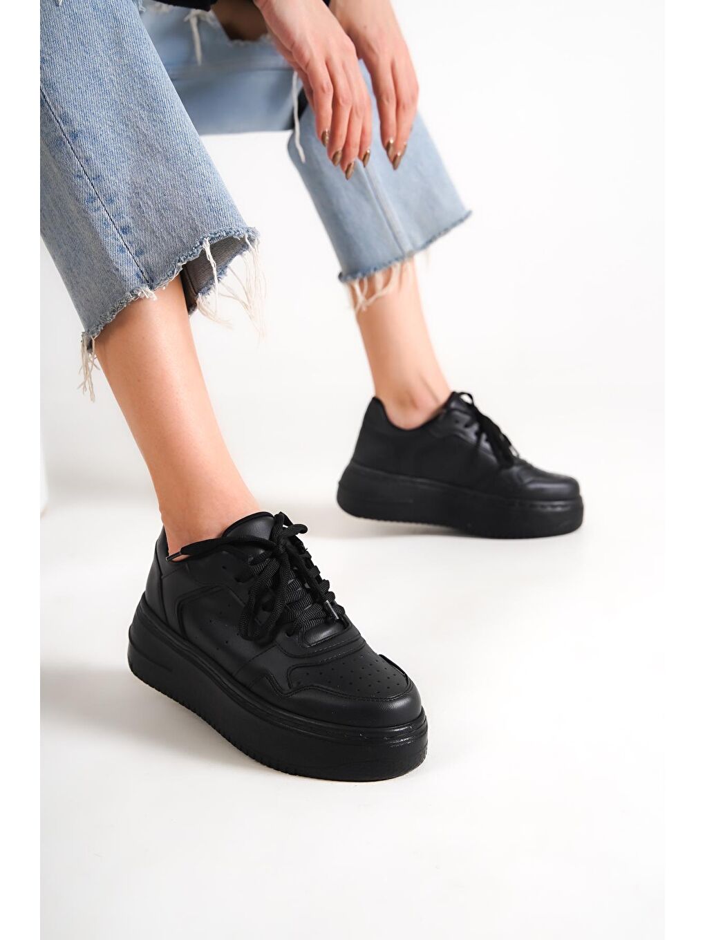 Siyah Bağcıklı Yüksek Taban Kadın Spor Ayakkabı K-16-2