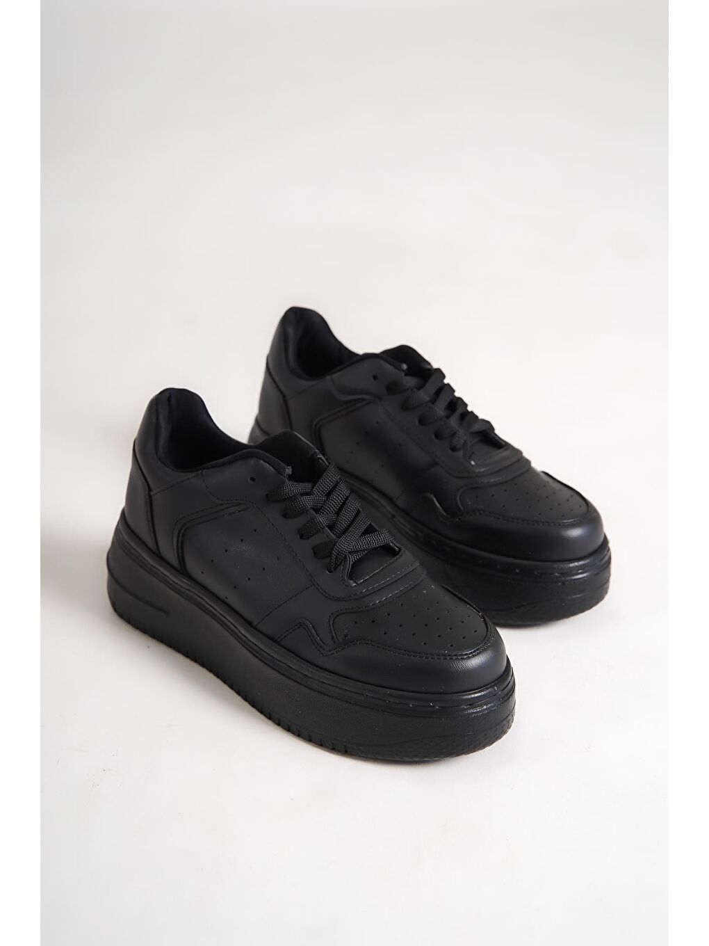 Siyah Bağcıklı Yüksek Taban Kadın Spor Ayakkabı K-16-3