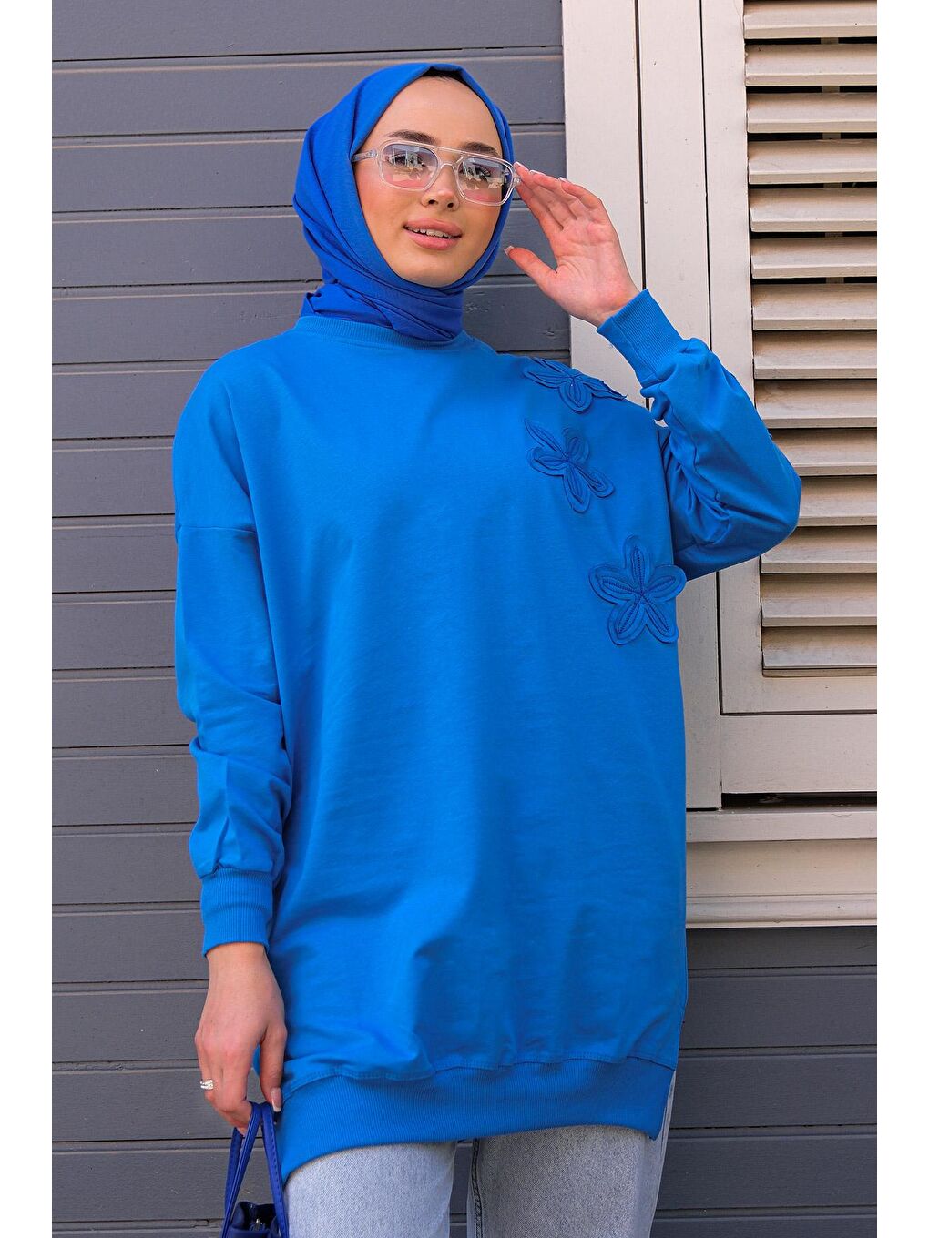 Kolları ve Önü Papatya Nakışlı Tunik Mavi