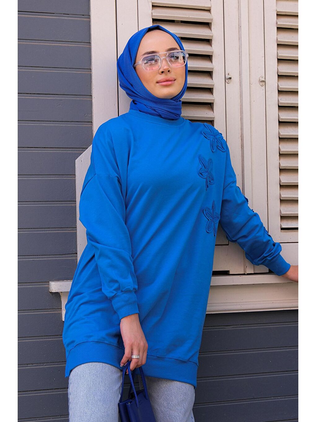 Kolları ve Önü Papatya Nakışlı Tunik Mavi-1