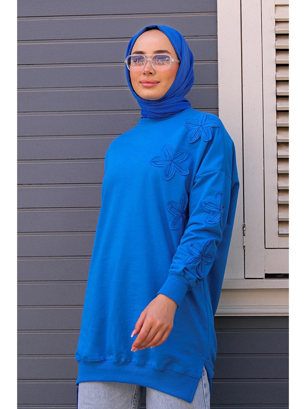 Kolları ve Önü Papatya Nakışlı Tunik Mavi-2