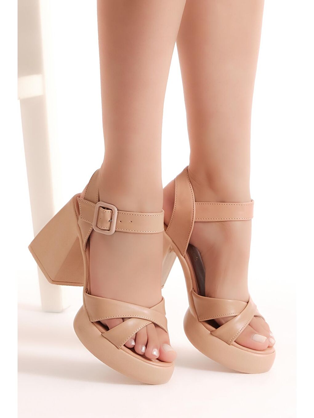Bej Kadın Nude Cilt Çapraz Bantlı Kalın Topuklu Ayakkabı-1