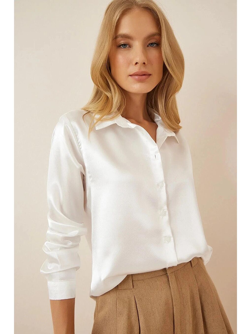 Beyaz Dökümlü Viskon Basic Saten Gömlek