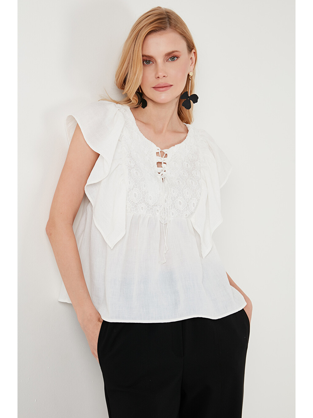 Ekru Regular Fit Önden Bağlamalı Volanlı Kadın Bluz 611fb20064-1