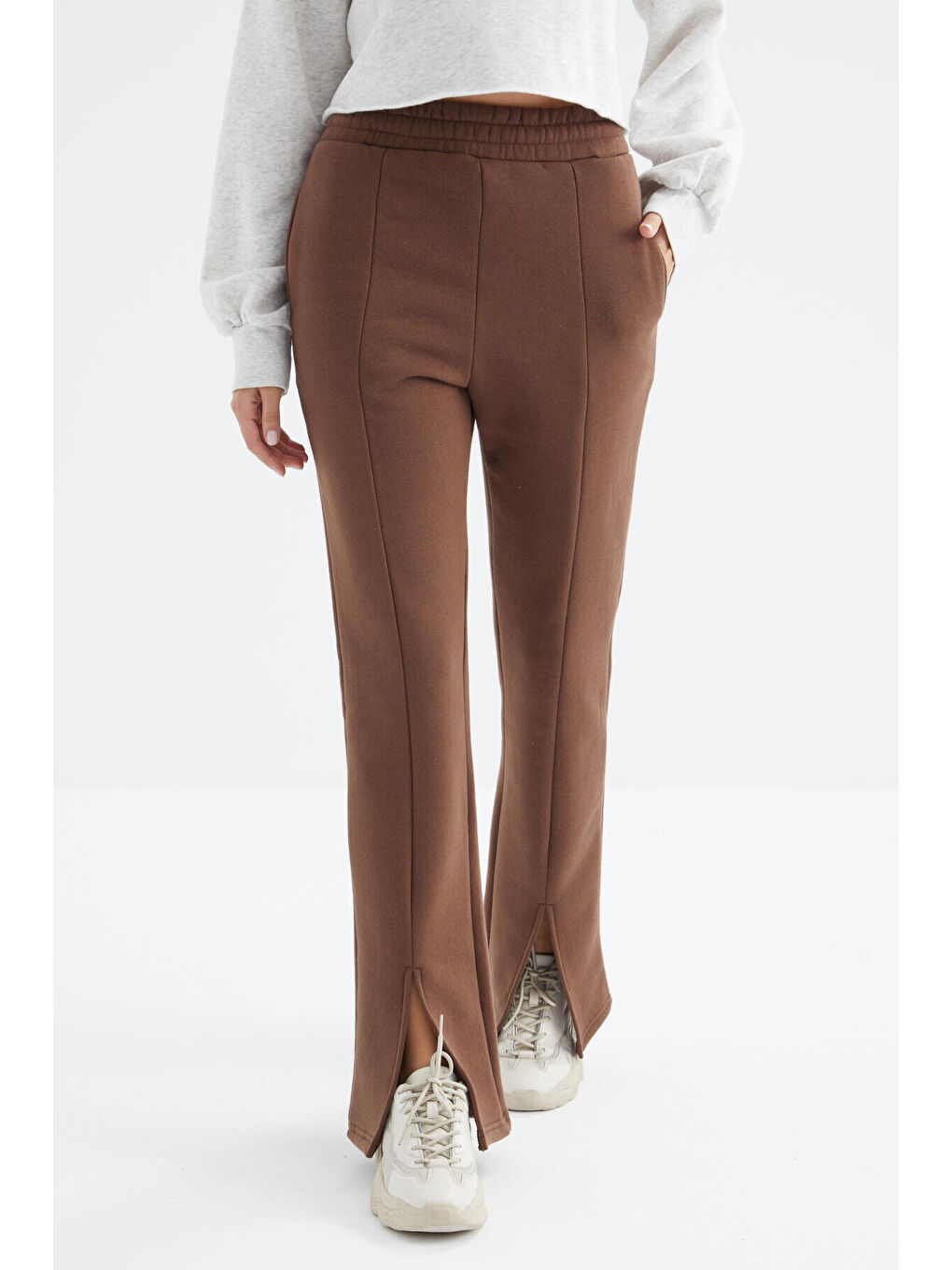 Kahverengi Yüksek Bel Ön Yırtmaç Detaylı Yan Cepli Rahat Form Kadın Eşofman Alt - 94625-3