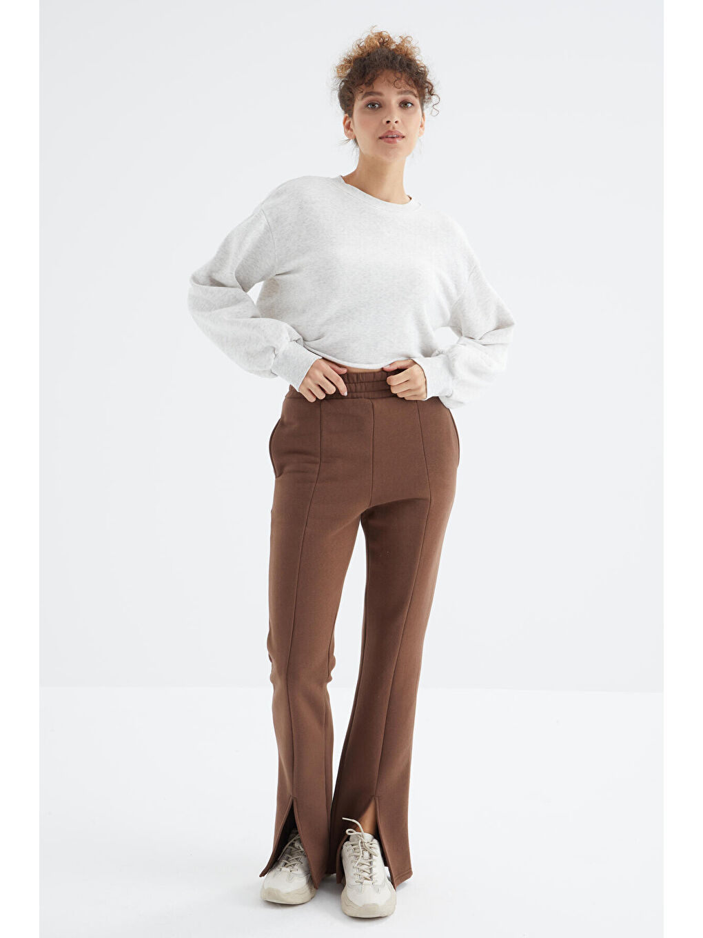 Kahverengi Yüksek Bel Ön Yırtmaç Detaylı Yan Cepli Rahat Form Kadın Eşofman Alt - 94625-4