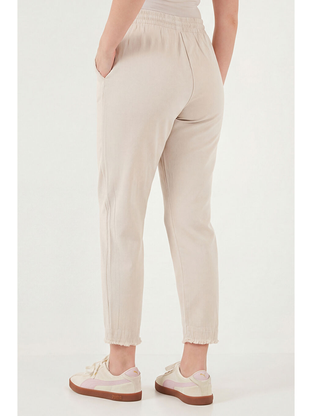 Gri Pamuklu Normal Bel Regular Fit Düz Paça Kadın Pantolon 668YP42282S4-6