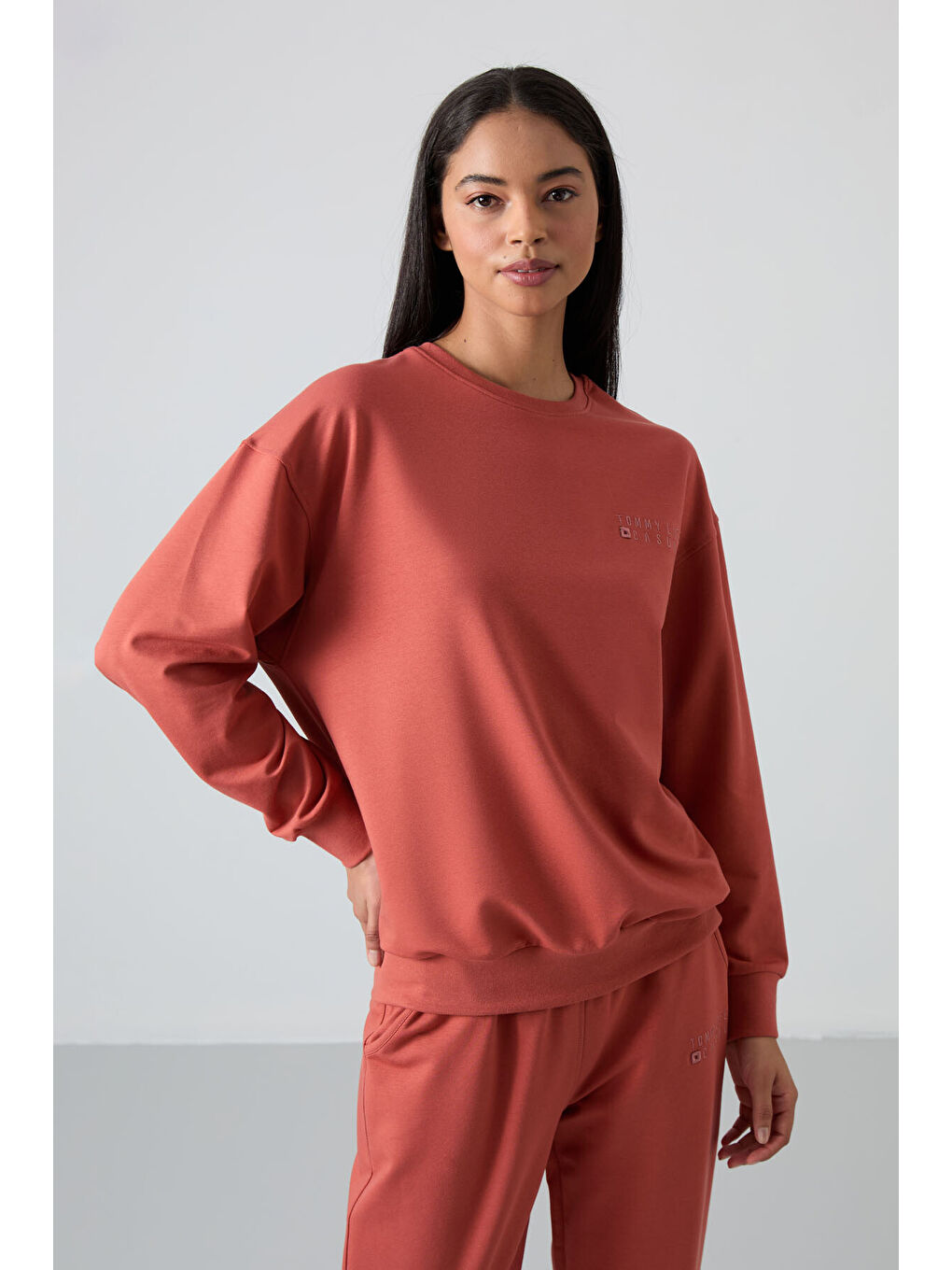 Kahverengi Tarçın Bisiklet Yaka Oversize Lastik Paça Kadın Eşofman Takımı - 95287-4