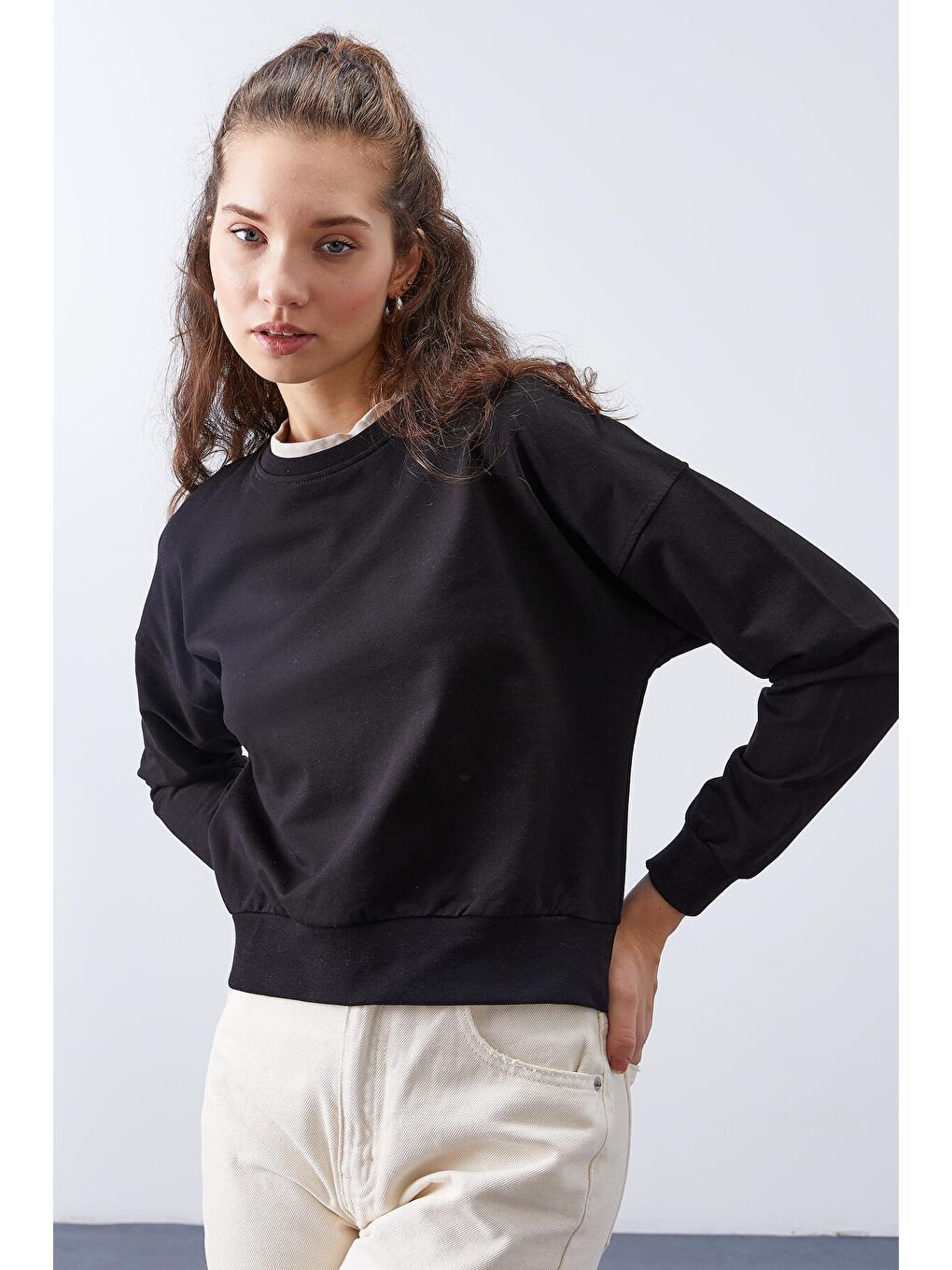 Siyah Basic Rahat Form O Yaka Kadın Sweatshirt - 97114-4