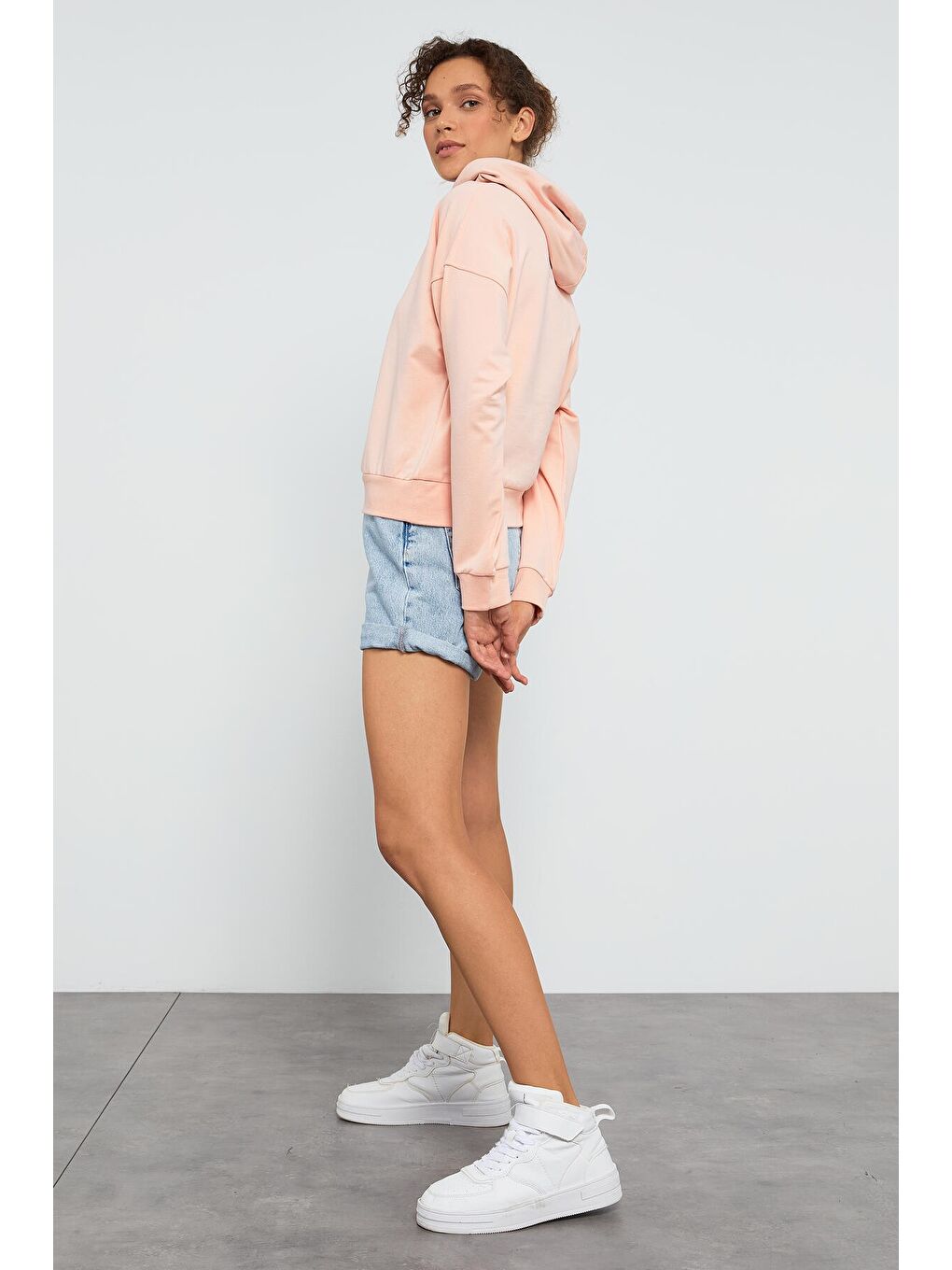 Pembe Uzun Kol Rahat Form Kapüşonlu Kadın Sweatshirt - 97115-1