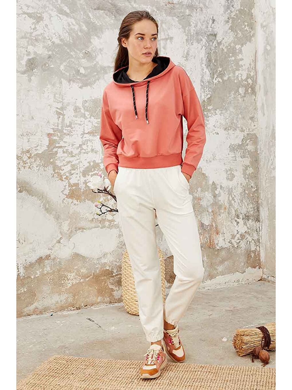 Pembe Pudra Uzun Kol Rahat Form Kapüşonlu Kadın Sweatshirt - 97115-1