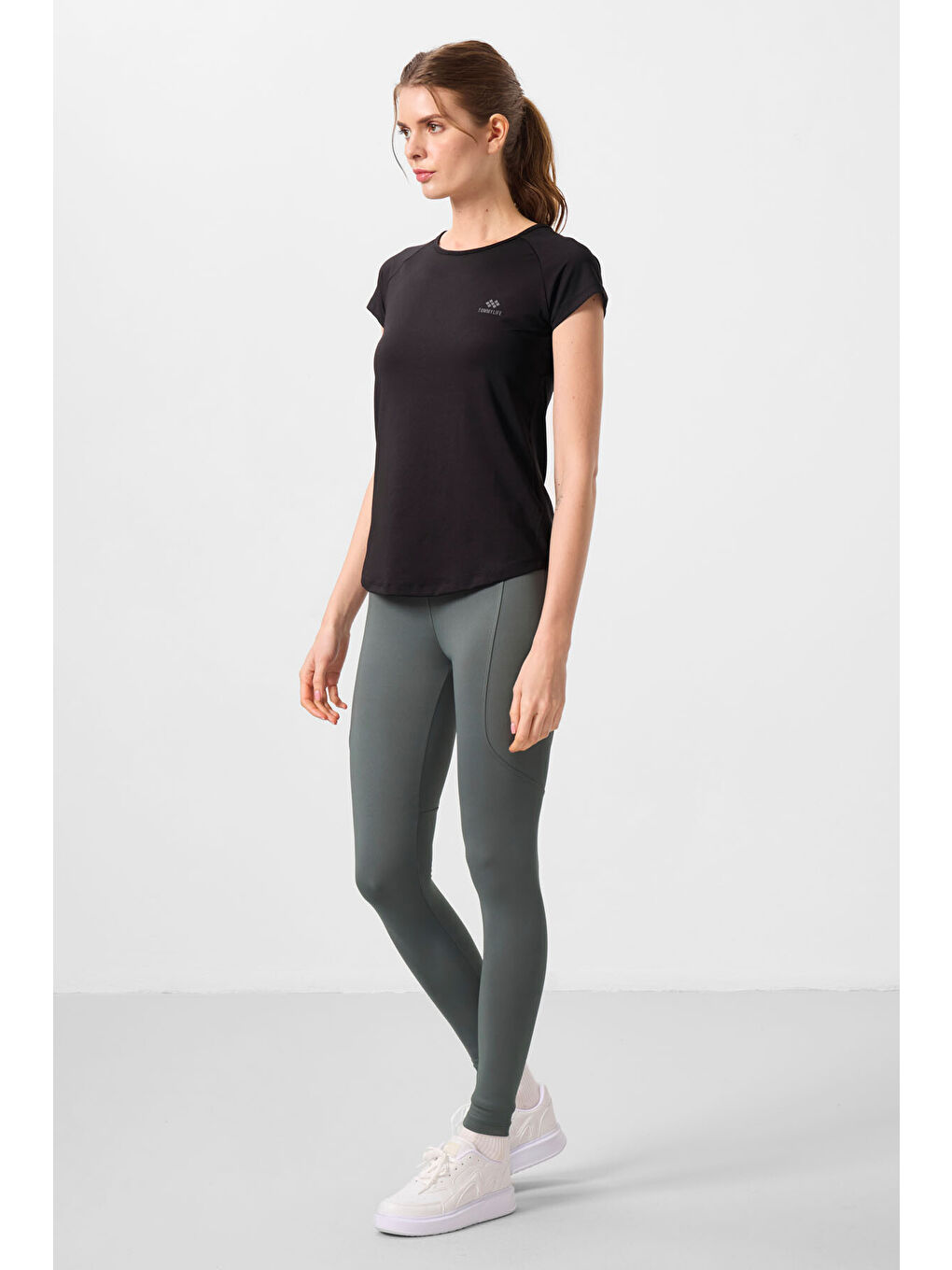 Siyah Sırt Pencereli Kısa Kol Standart Kalıp O Yaka Kadın Tişört - 97101-1