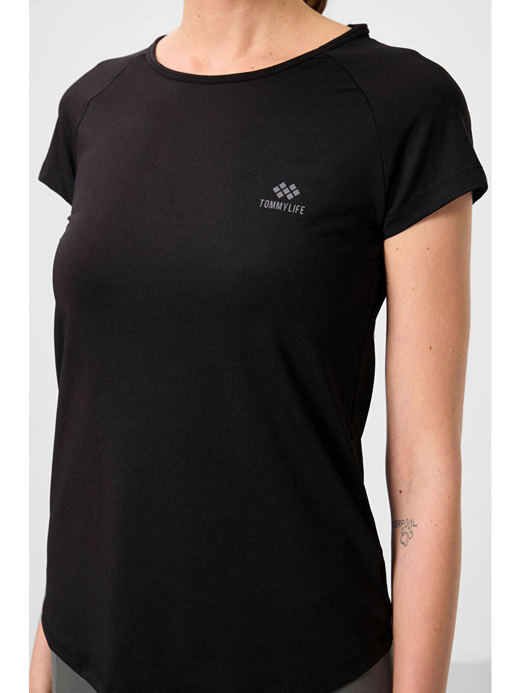 Siyah Sırt Pencereli Kısa Kol Standart Kalıp O Yaka Kadın Tişört - 97101-2