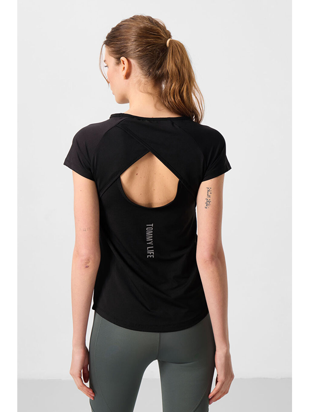 Siyah Sırt Pencereli Kısa Kol Standart Kalıp O Yaka Kadın Tişört - 97101-4