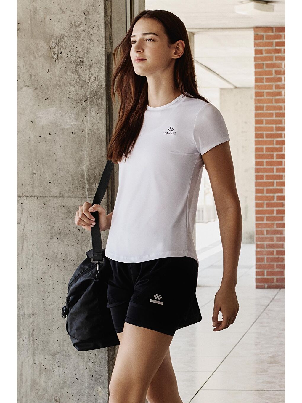 Beyaz Sırt Pencereli Kısa Kol Standart Kalıp O Yaka Kadın Tişört - 97101