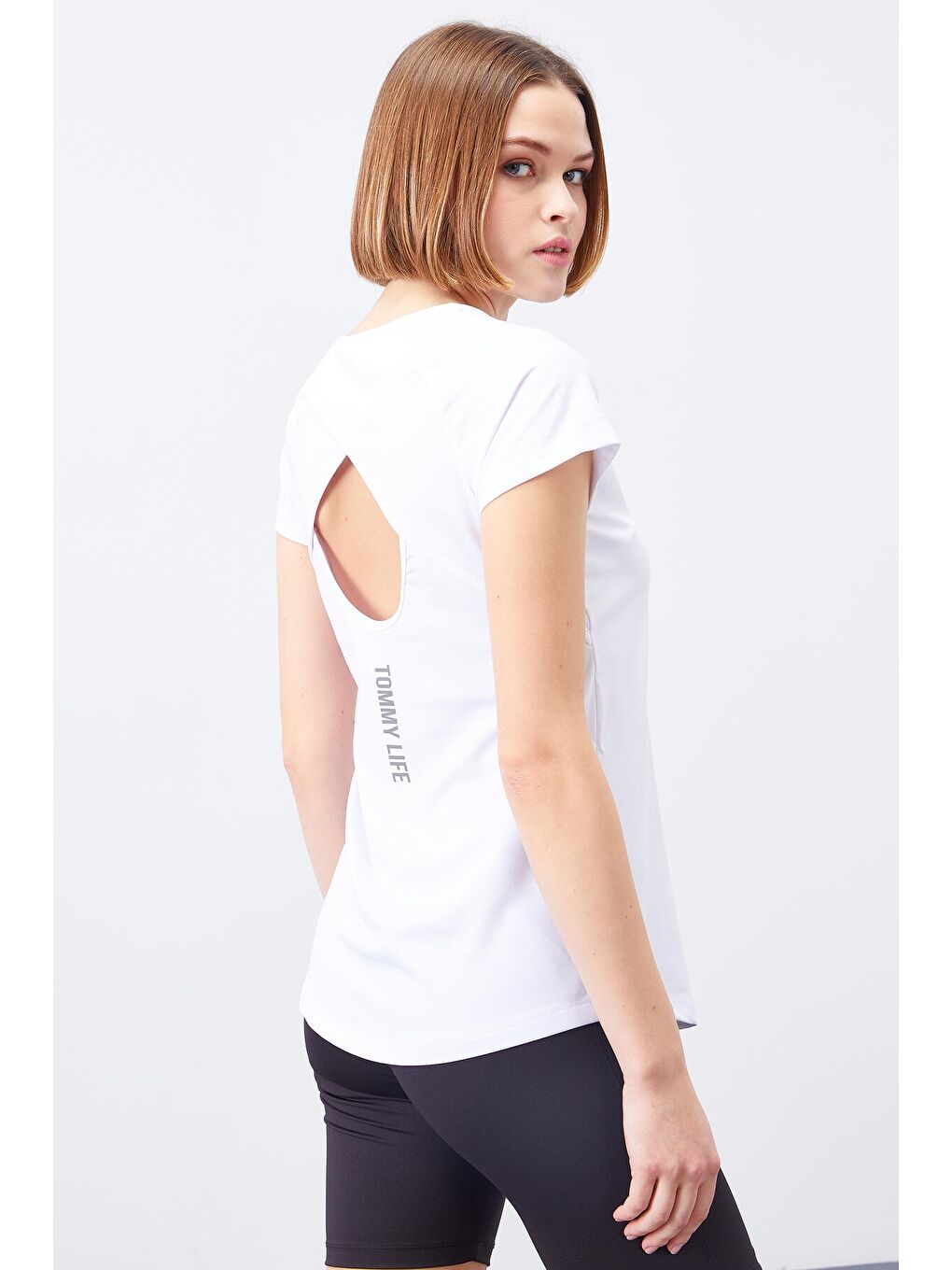 Beyaz Sırt Pencereli Kısa Kol Standart Kalıp O Yaka Kadın Tişört - 97101-1