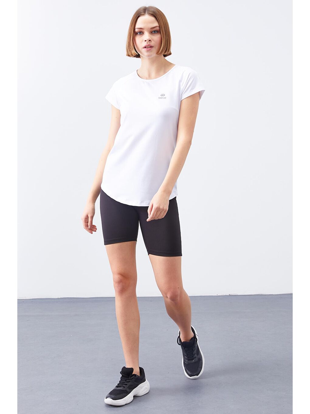 Beyaz Sırt Pencereli Kısa Kol Standart Kalıp O Yaka Kadın Tişört - 97101-4