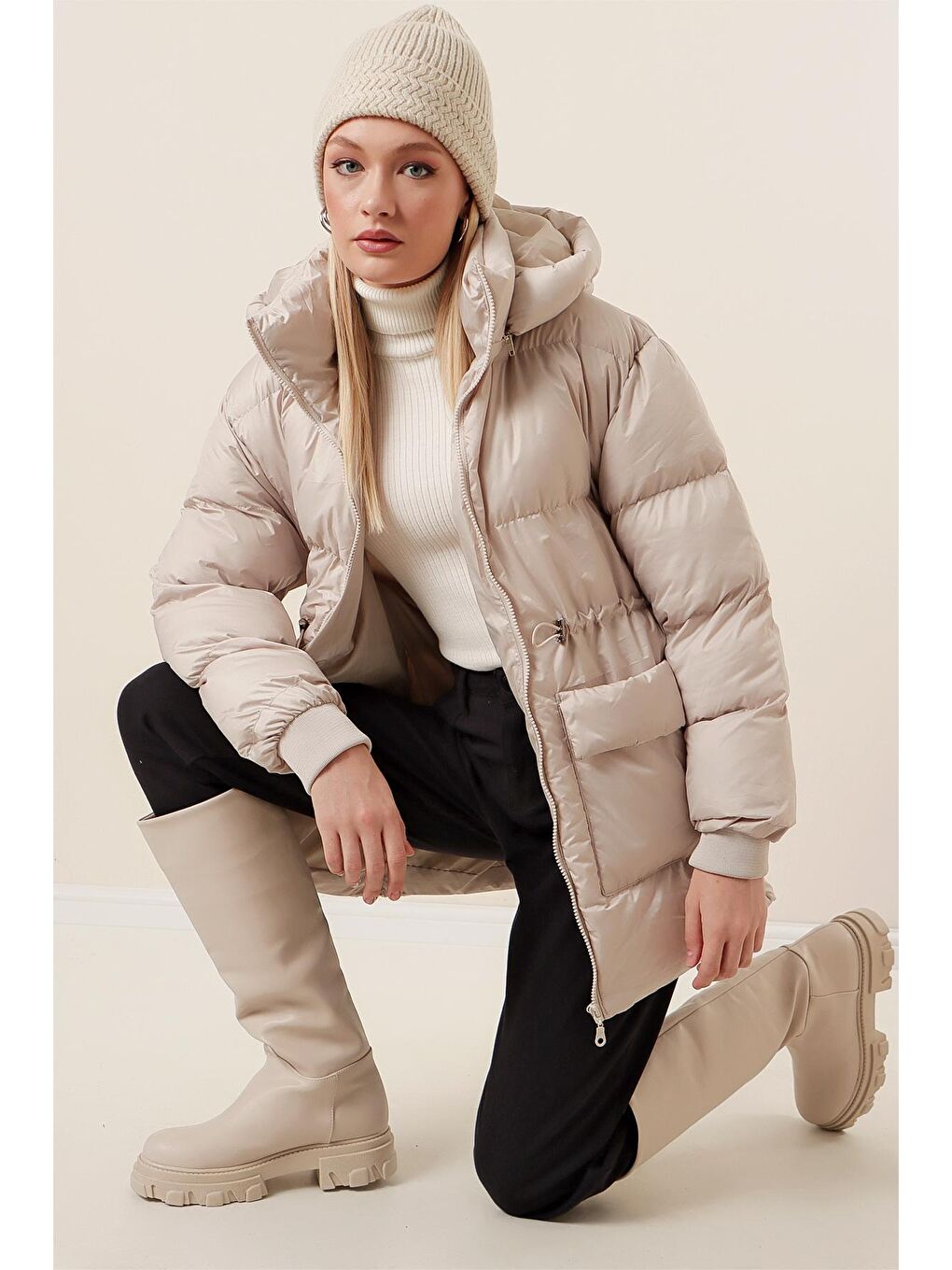 Bej Kadın Taş Kapüşonlu Fermuarlı Cepli Şişme Mont
