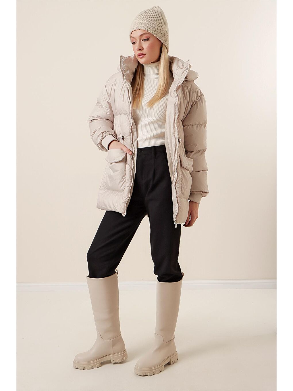 Bej Kadın Taş Kapüşonlu Fermuarlı Cepli Şişme Mont-1