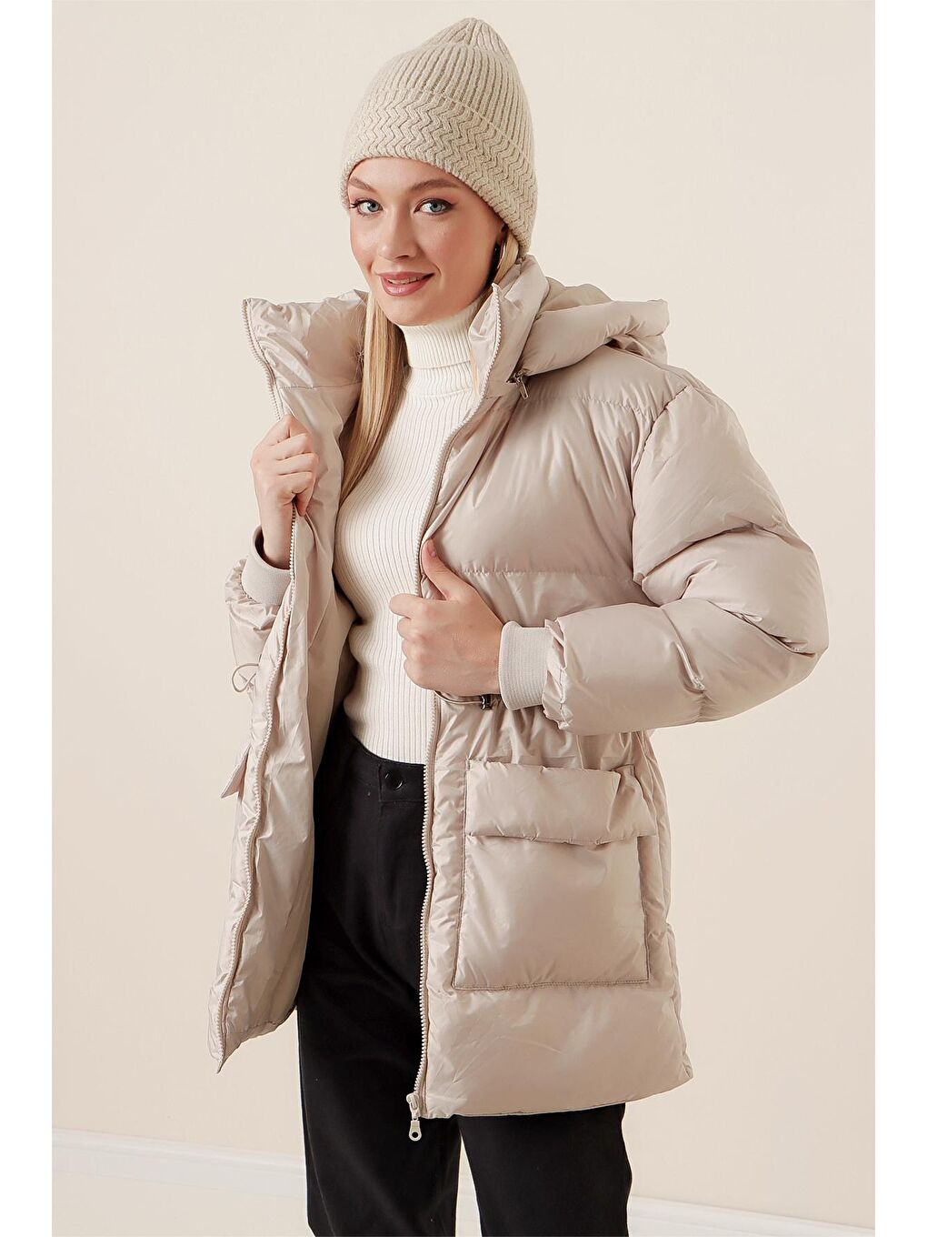 Bej Kadın Taş Kapüşonlu Fermuarlı Cepli Şişme Mont-2