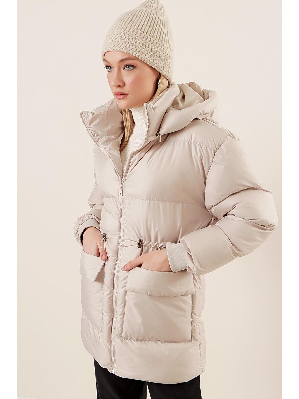 Bej Kadın Taş Kapüşonlu Fermuarlı Cepli Şişme Mont-3