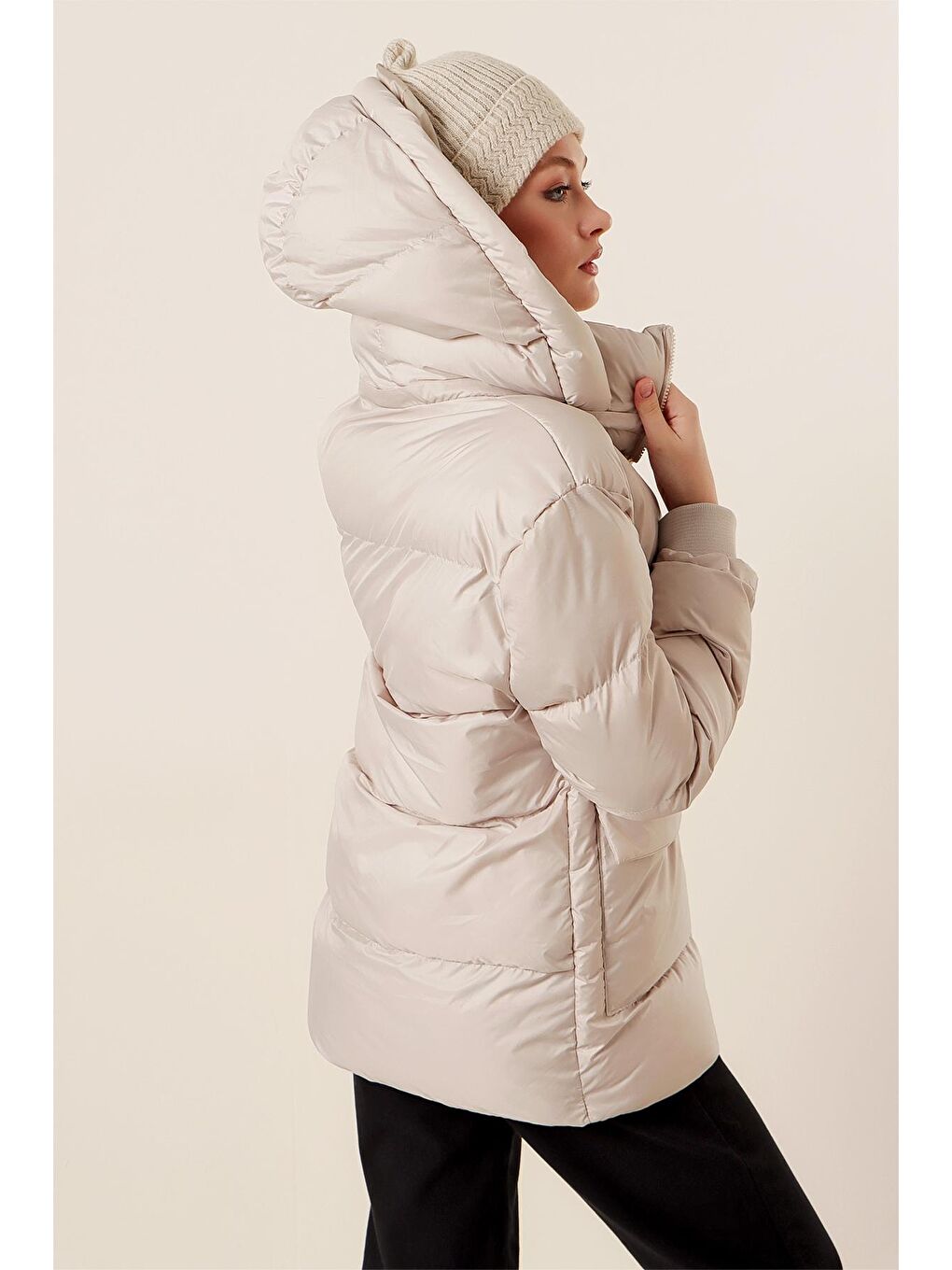Bej Kadın Taş Kapüşonlu Fermuarlı Cepli Şişme Mont-4