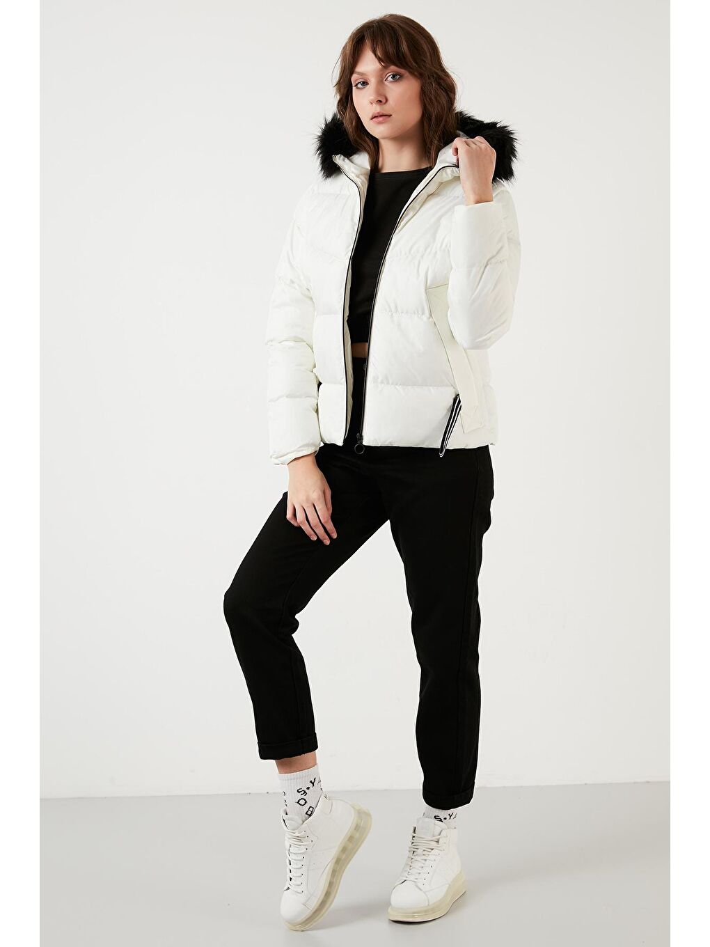 Beyaz Yakası Suni Kürklü Kapüşonlu Şişme Mont 497MELIS-2