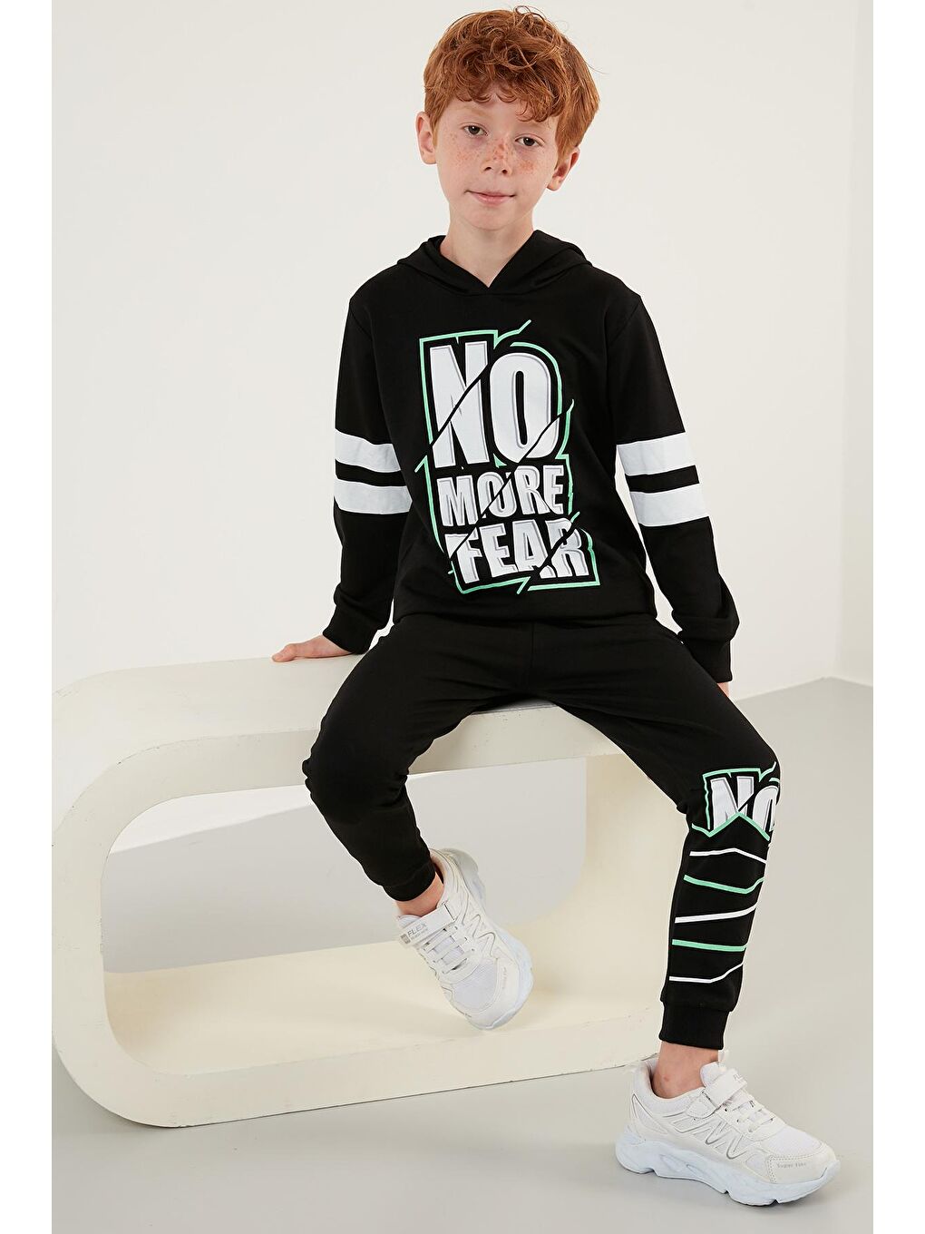 Siyah Baskılı Kapüşonlu Cepli % 100 Pamuk Erkek Çocuk Takım 59211401