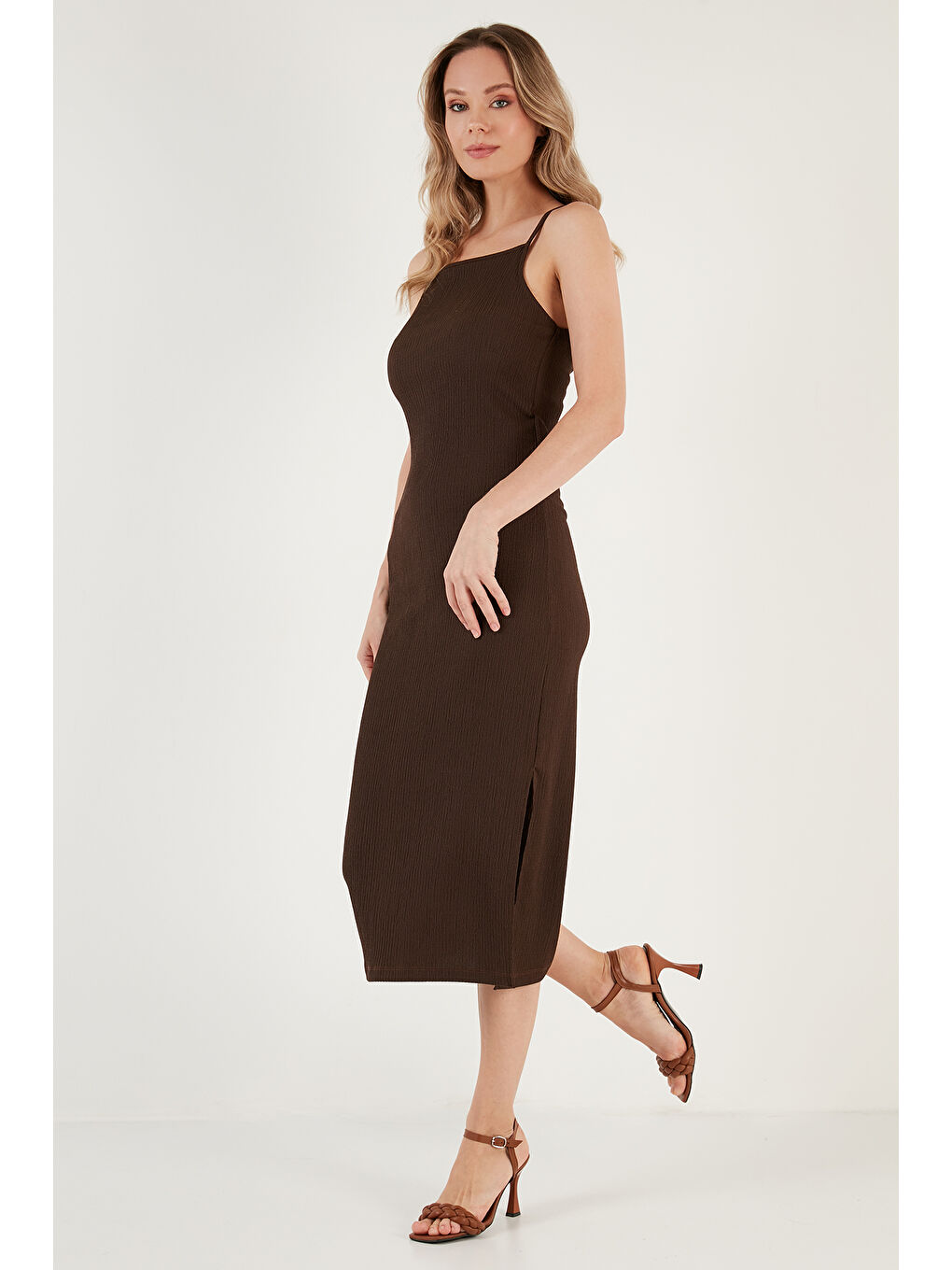 Kahverengi İp Askılı Fitted-Vücuda Oturan Yırtmaçlı Midi Elbise 5865573-5