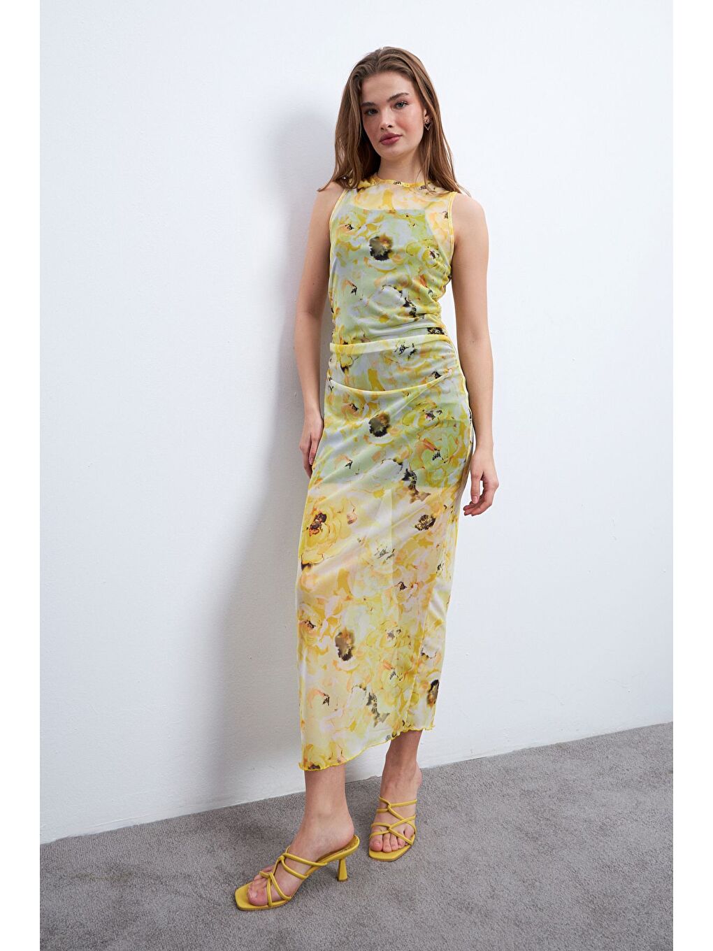 Kadın Sarı Rose Desen Kolsuz Astarlı Tül Elbise-2