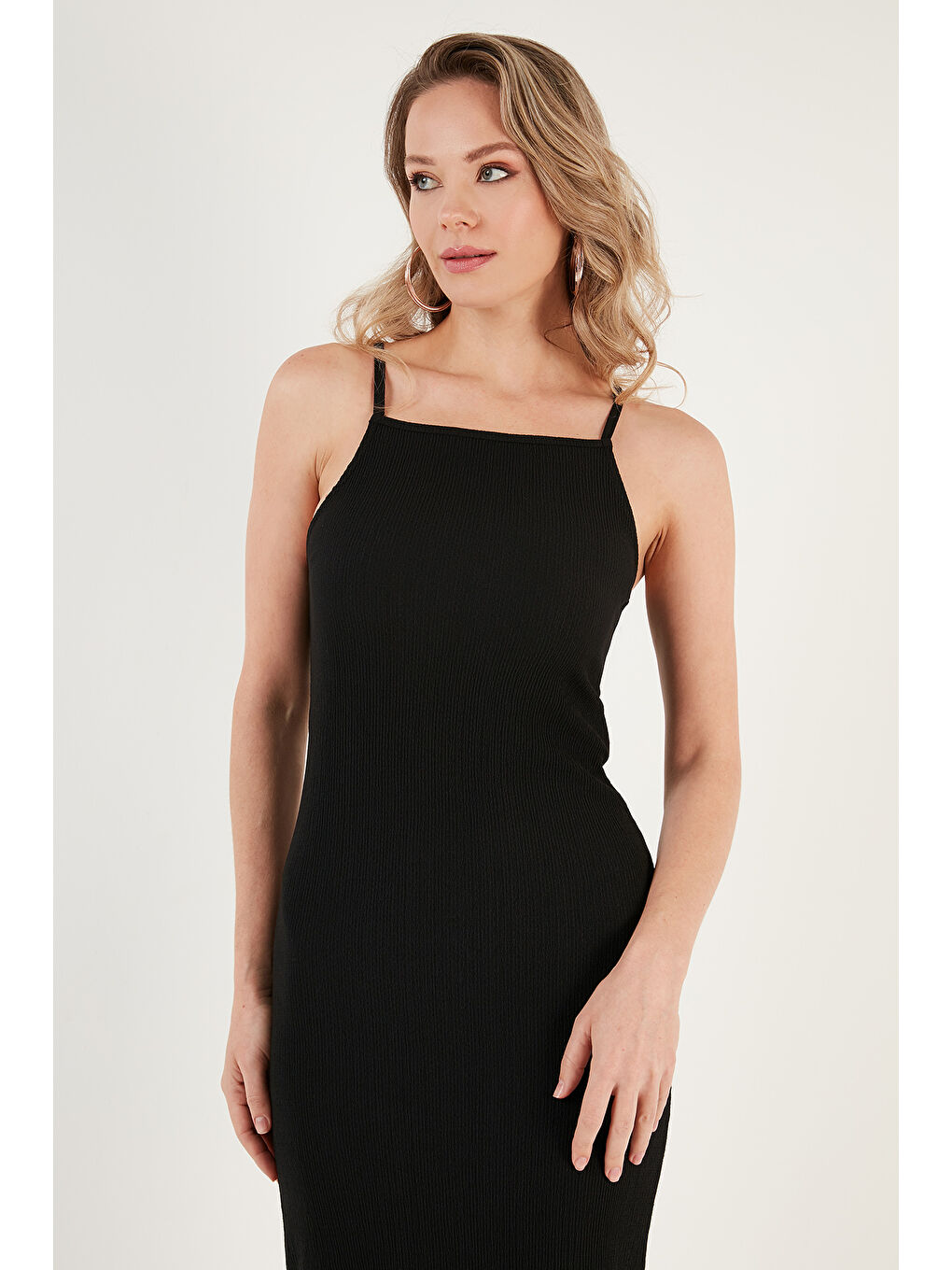 Siyah İp Askılı Fitted-Vücuda Oturan Yırtmaçlı Midi Elbise 5865573-5