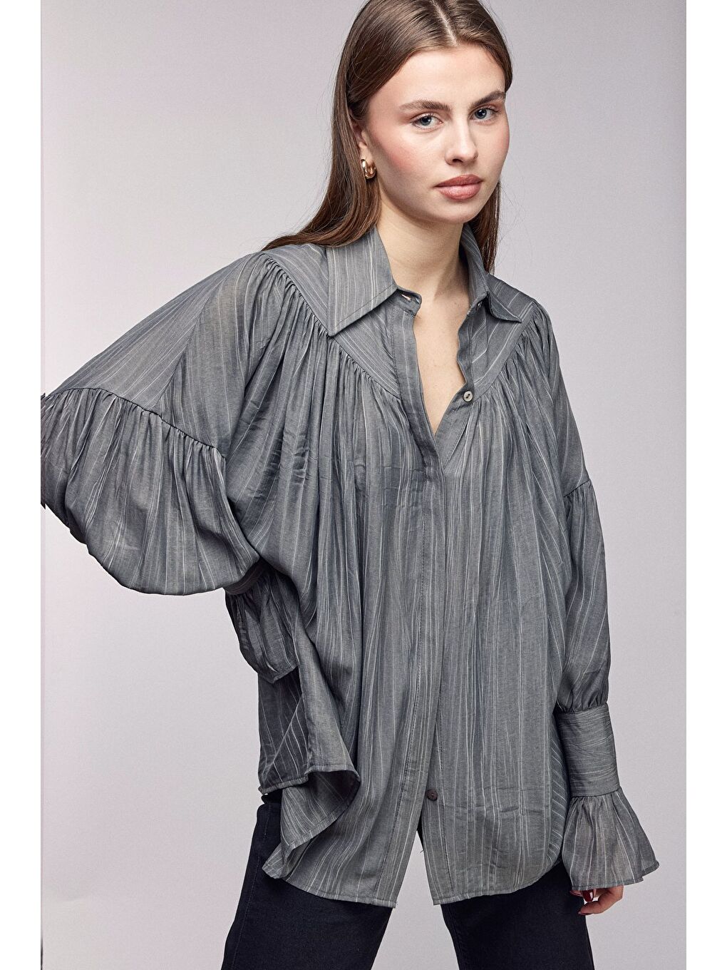 Antrasit Kadın Oversize Büzgülü Düşük Omuz Dokulu Gömlek - Manşet Detaylı-1