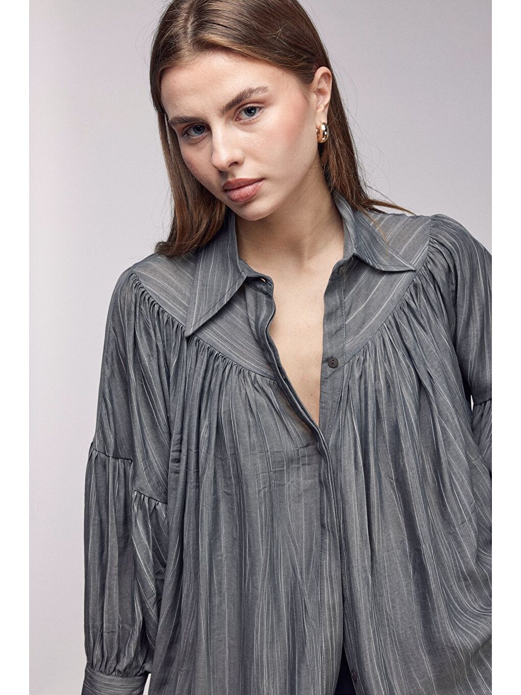 Antrasit Kadın Oversize Büzgülü Düşük Omuz Dokulu Gömlek - Manşet Detaylı-2
