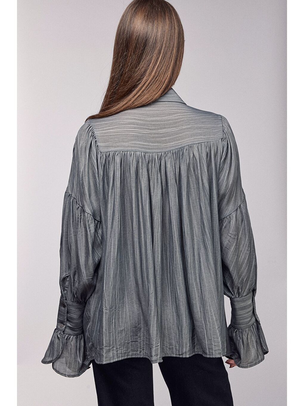 Antrasit Kadın Oversize Büzgülü Düşük Omuz Dokulu Gömlek - Manşet Detaylı-3