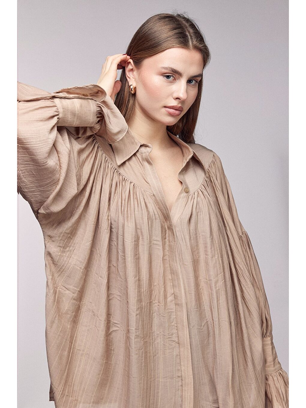Bej Vizon Kadın Oversize Büzgülü Düşük Omuz Dokulu Gömlek - Manşet Detaylı-1