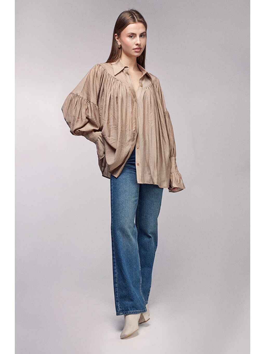 Bej Vizon Kadın Oversize Büzgülü Düşük Omuz Dokulu Gömlek - Manşet Detaylı-2