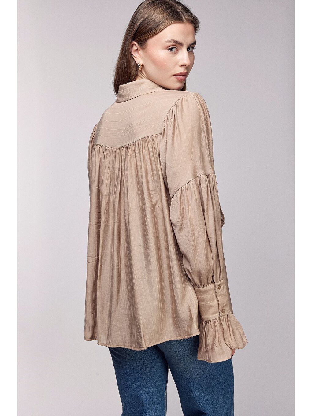 Bej Vizon Kadın Oversize Büzgülü Düşük Omuz Dokulu Gömlek - Manşet Detaylı-3