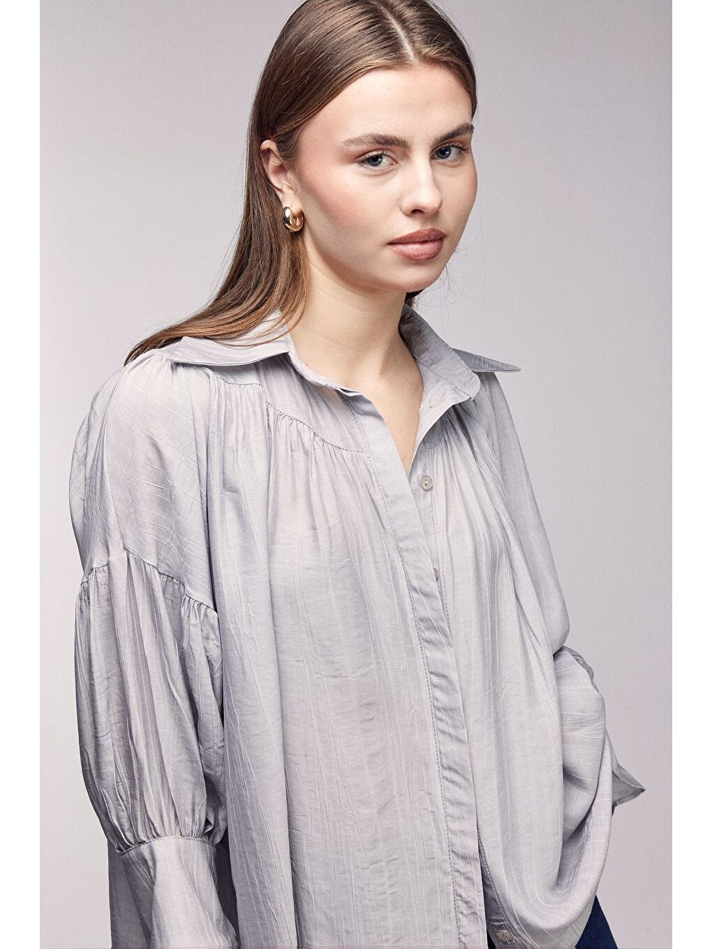Gri Kadın Oversize Büzgülü Düşük Omuz Dokulu Gömlek - Manşet Detaylı-1